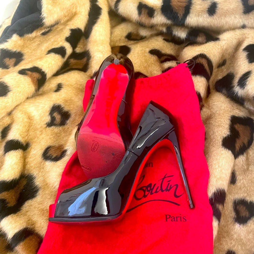 Size 37 with vibram red sole . Avoid slipping. I put in a stretcher (toe area)